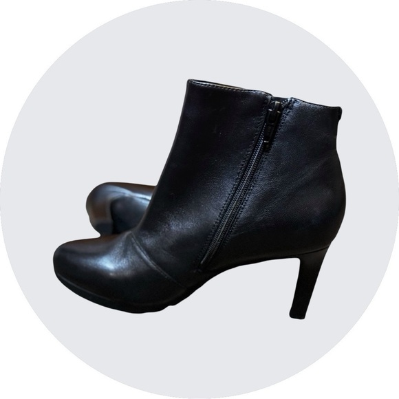 NWOB Clarks Black Leather Ankle Boots - Size 7 - New Without Box - Picture 4 of 4